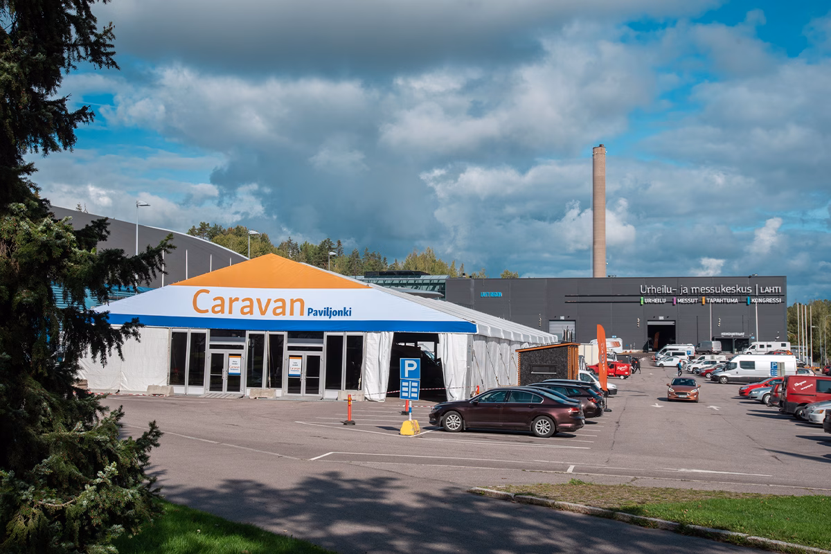 Lahden Messukeskuksen edustalle pystytettiin yksi "messuhalli" lisää Caravan-messuille 2019.
